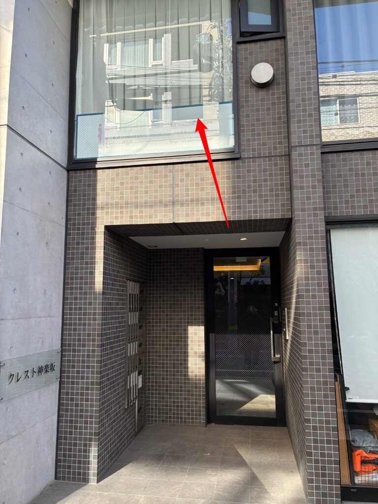 店舗の外観です。1FにはNOVEというイタリアンのお店があります。